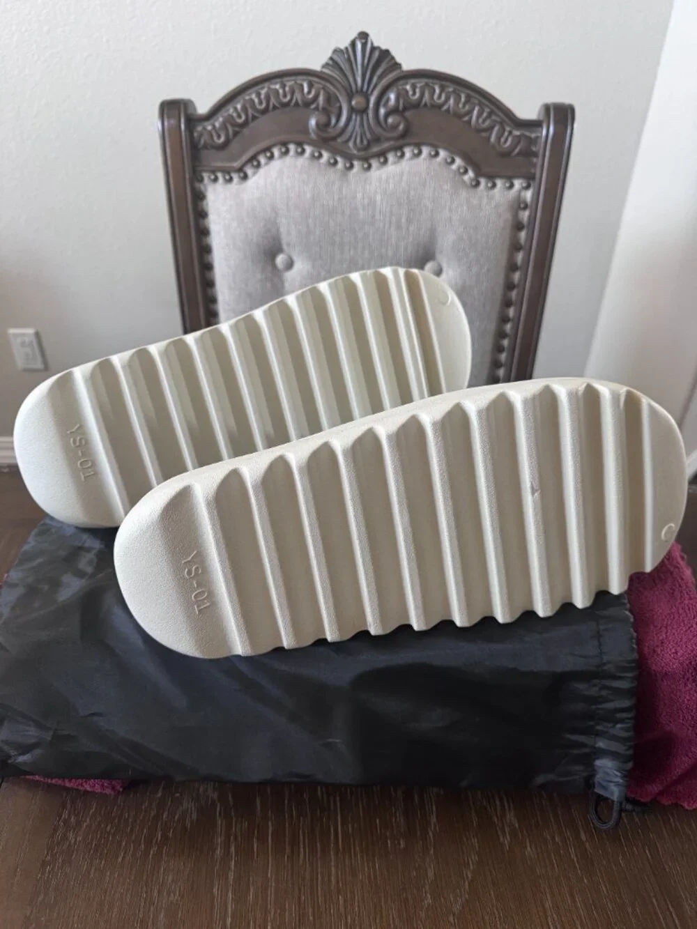 13 MEN'S YEEZY SLIDES